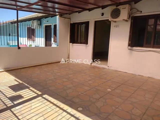 Imagem: A casa possui 2 Dormitórios, 1 Banheiro, 2 Vagas na