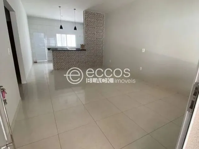 Imagem: Casa À Venda, 2 Quartos, 1 Suíte, 2 Vagas