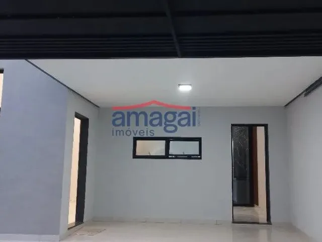Imagem: A casa possui 3 Dormitórios, 3 Banheiros, 2 Vagas na