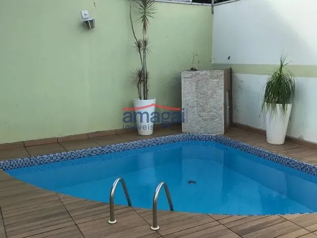Imagem: A casa possui 5 Dormitórios, 2 Suítes, 3 Banheiros, 2