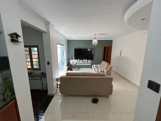 Imagem: Casa com 4 Quartos e 1 Escritório Disponível