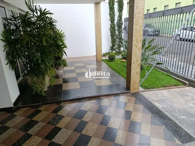 Imagem: Casa Estilo Sobrado com 5 Quartos Sendo