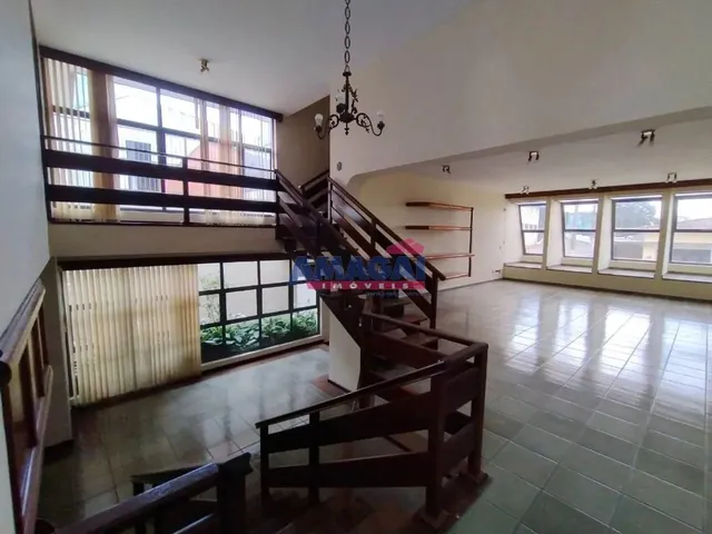 Imagem: A casa possui 5 Dormitórios, 2 Suítes, 5 Banheiros, 5