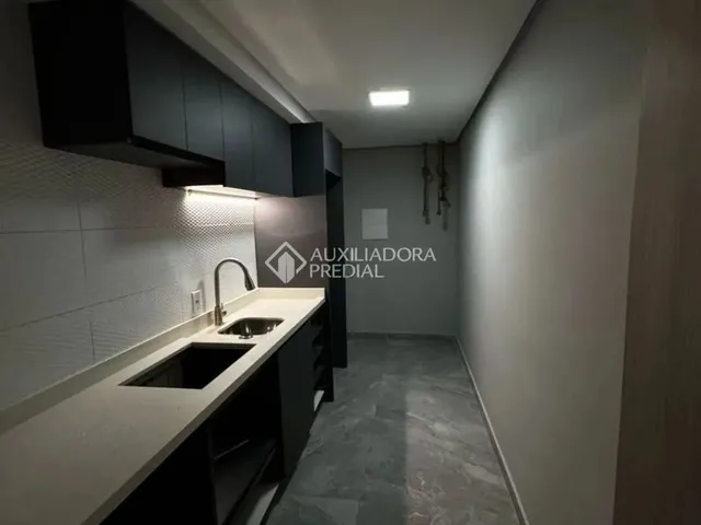 Imagem: O apartamento possui 1 Dormitório, 1 Banheiro, 1 Vaga na