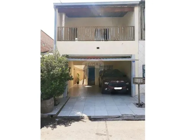 Imagem: A casa possui 3 Dormitórios, 3 Banheiros, 2 Vagas na
