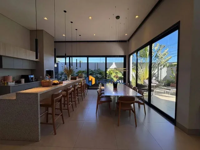 Imagem: A casa possui 3 Dormitórios, 3 Suítes, 4 Banheiros, 2