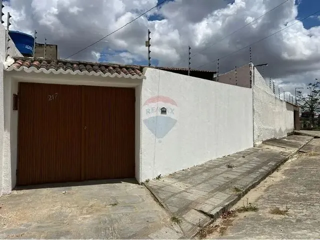 Imagem 1: Casa com 4 Quartos À Venda no Catolé