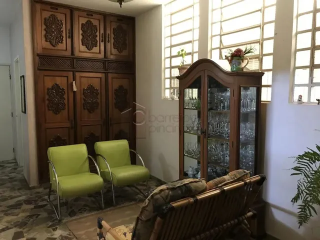 Imagem: A casa possui 3 Dormitórios, 1 Suíte, 3 Banheiros, 3
