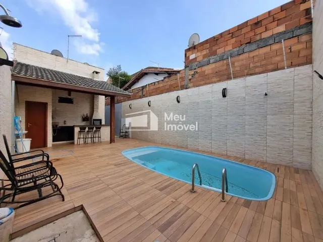 Imagem: A casa possui 3 Dormitórios, 1 Suíte, 2 Banheiros, 2
