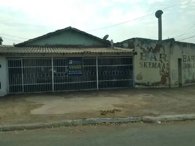 Imagem: Vende - Se, Uma Casa com Quatro Barracões