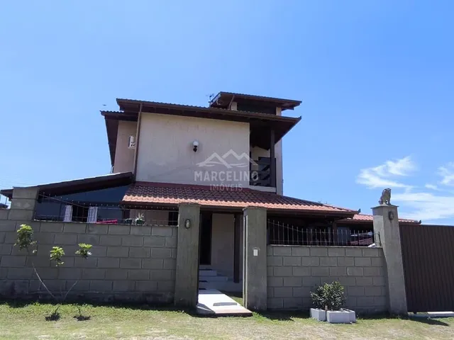 Imagem: A casa possui 4 Dormitórios, 1 Suíte, 4 Banheiros, 1 Vaga
