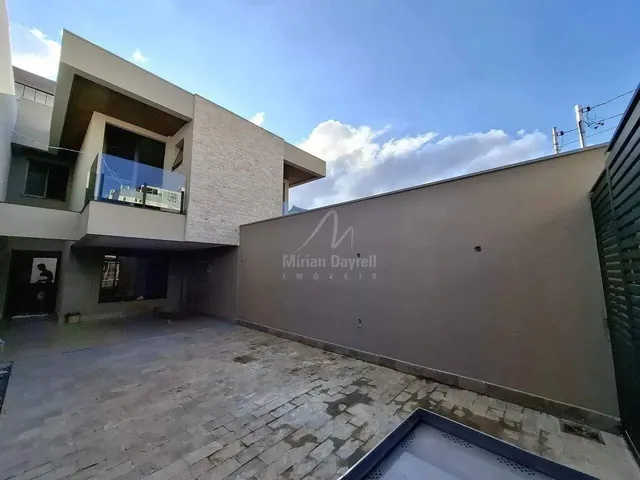 Imagem: Casa Geminada 4 Quartos (1 Suíte) Bairro