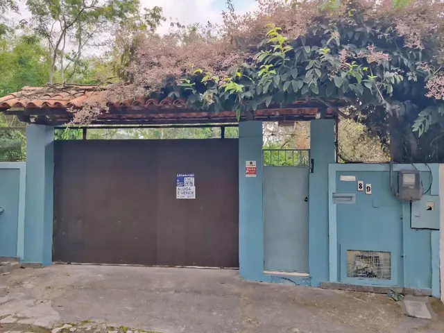 Imagem: A casa possui 5 Dormitórios, 1 Suíte, 4 Banheiros, 4