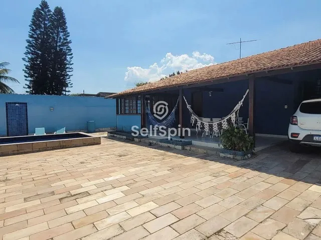 Imagem: A casa possui 3 Dormitórios, 1 Suíte, 3 Banheiros, 2