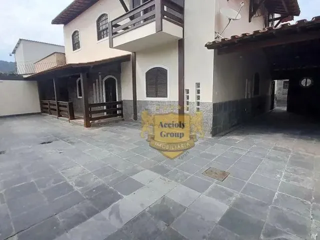 Imagem: A casa possui 5 Dormitórios, 2 Suítes, 5 Banheiros, 3