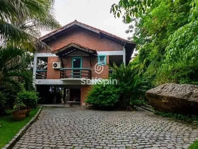 Imagem: A casa possui 5 Dormitórios, 3 Suítes, 5 Banheiros, 4