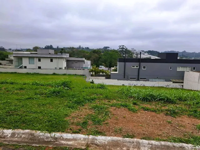 Imagem: Terreno em Declive em Condomínio Clube