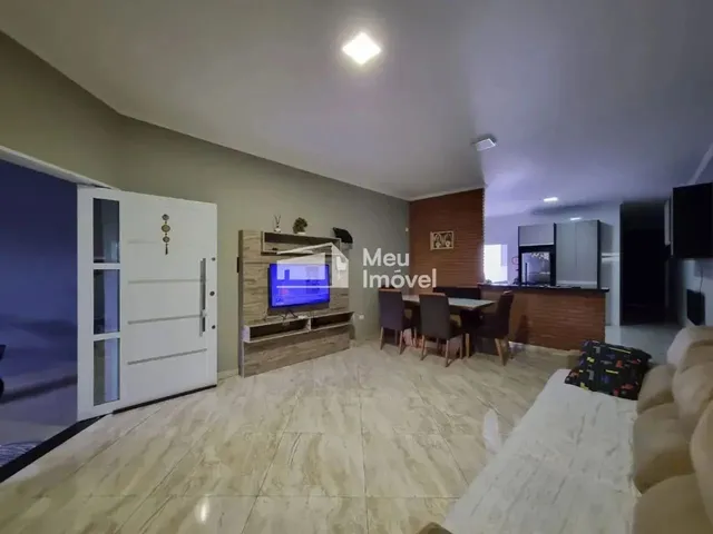 Imagem: A casa possui 3 Dormitórios, 1 Suíte, 1 Banheiro, 3 Vagas