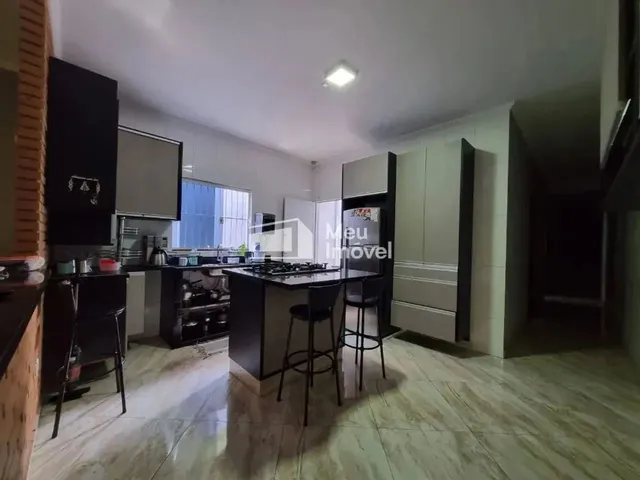 Imagem: A casa possui 3 Dormitórios, 1 Suíte, 2 Banheiros, 3