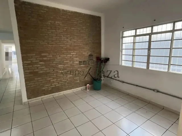 Imagem: A casa possui 5 Dormitórios, 3 Banheiros, 2 Vagas na