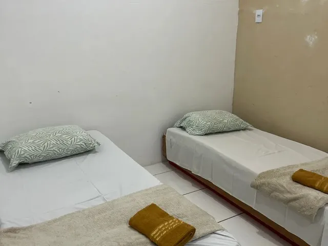 Imagem: A casa possui 1 Dormitório, 1 Banheiro, 1 Vaga na garagem,