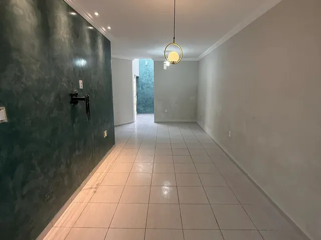 Imagem: A casa possui 3 Dormitórios, 3 Banheiros, 2 Vagas na