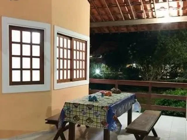 Imagem: A casa em condomínio possui 4 Dormitórios, 2 Banheiros,