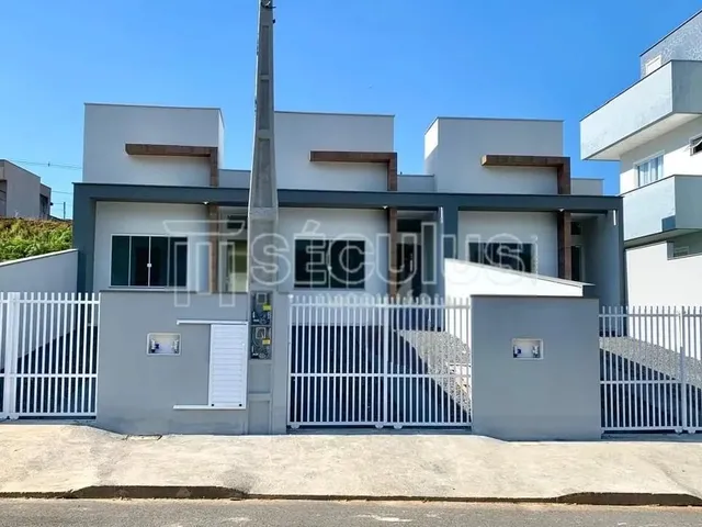 Imagem: A casa possui 2 Dormitórios, 1 Banheiro, 2 Vagas na