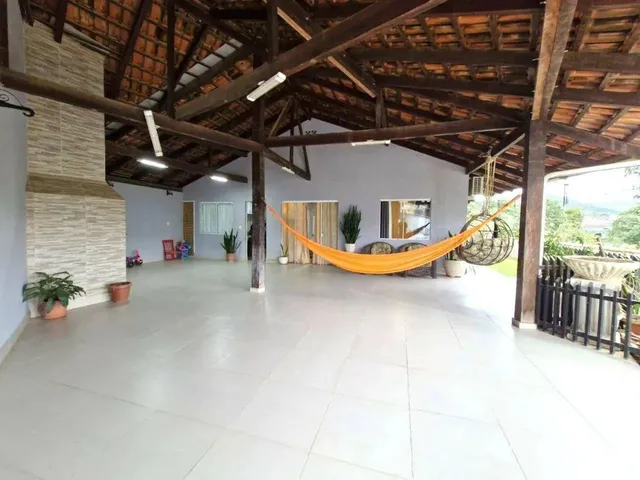 Imagem: A casa possui 4 Dormitórios, 2 Banheiros, 3 Vagas na