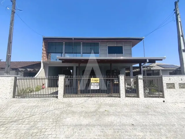 Imagem: A casa possui 3 Dormitórios, 1 Suíte, 1 Banheiro, 1 Vaga