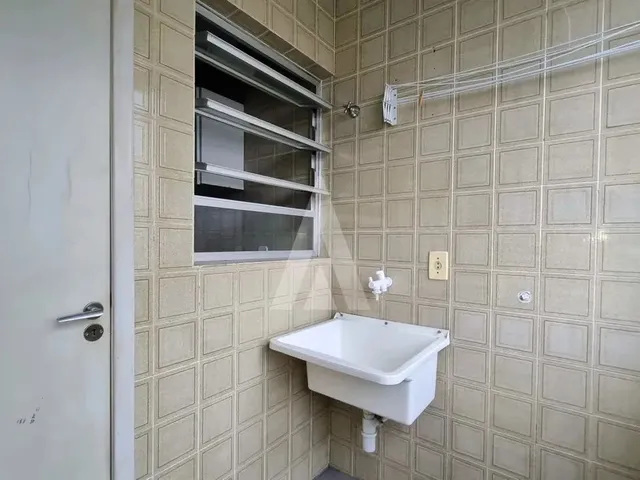 Imagem 3: Apartamento com 1 Quarto com Sacada, Elevador e Hall de Entrada no Bairro Centro