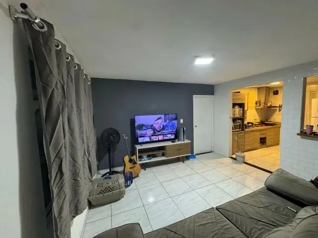 Imagem: Alugo Casa - 2 Quartos (1 Suíte) - Bairro