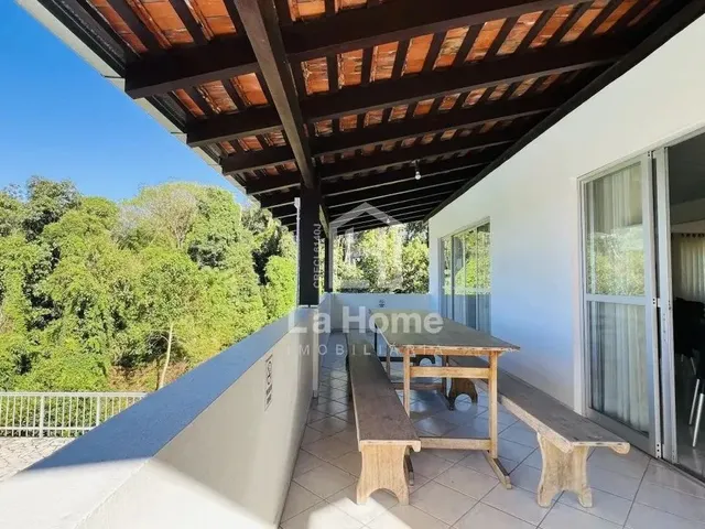 Imagem 2: Apartamento Semi Mobiliado com 02 Quartos, Sacada com Churrasqueira, para Locação Em