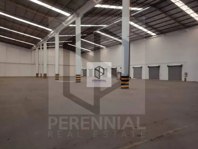 Imagem: O depósito possui 10 Banheiros, 5 Vagas na garagem,