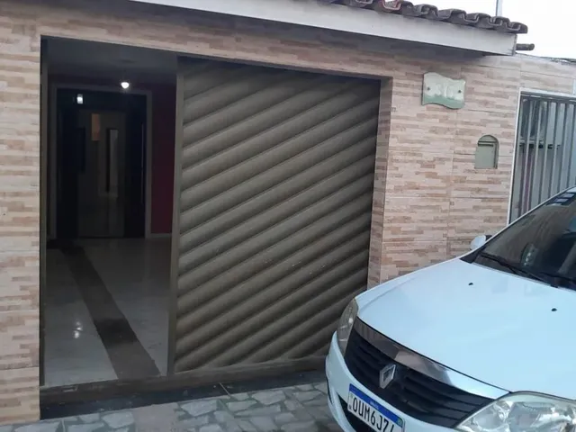 Imagem: A casa possui 3 Dormitórios, 3 Banheiros, 2 Vagas na