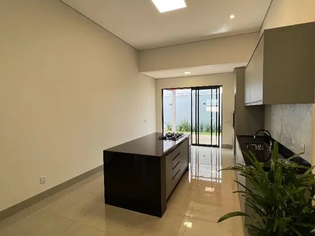 Imagem: A casa possui 3 Dormitórios, 1 Suíte, 2 Banheiros, 2