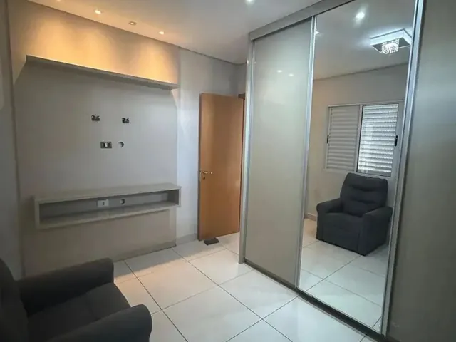 Imagem 3: Apartamento para Alugar em Condomínio com 2 Quartos e Armários Planejados e Elevador