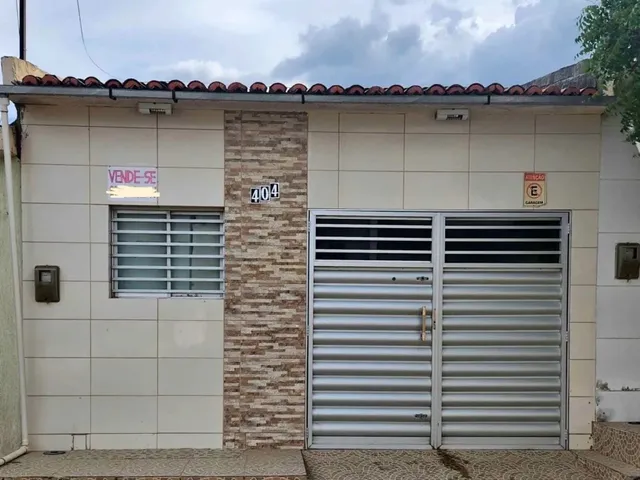 Imagem: A casa possui 3 Dormitórios, 2 Banheiros, 2 Vagas na