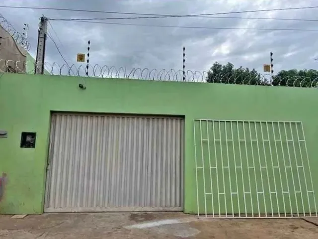 Imagem: A casa possui 3 Dormitórios, 1 Suíte, 2 Banheiros, 2