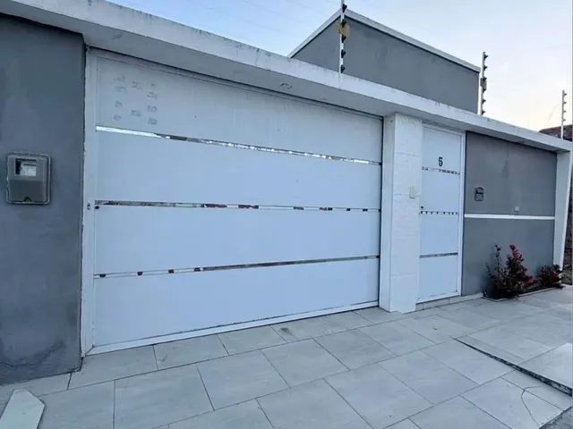 Imagem: A casa possui 3 Dormitórios, 1 Suíte, 2 Banheiros e está