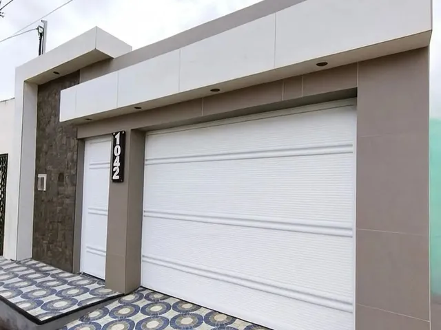 Imagem: A casa possui 3 Dormitórios, 2 Banheiros, 1 Vaga na