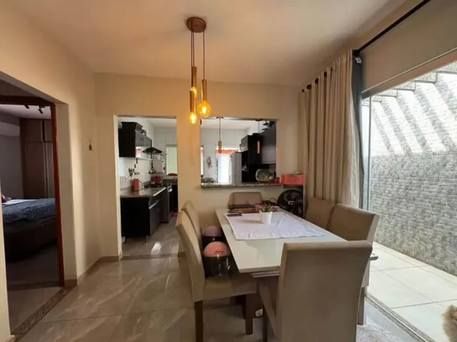 Imagem: A casa possui 3 Dormitórios, 1 Suíte, 2 Banheiros e está