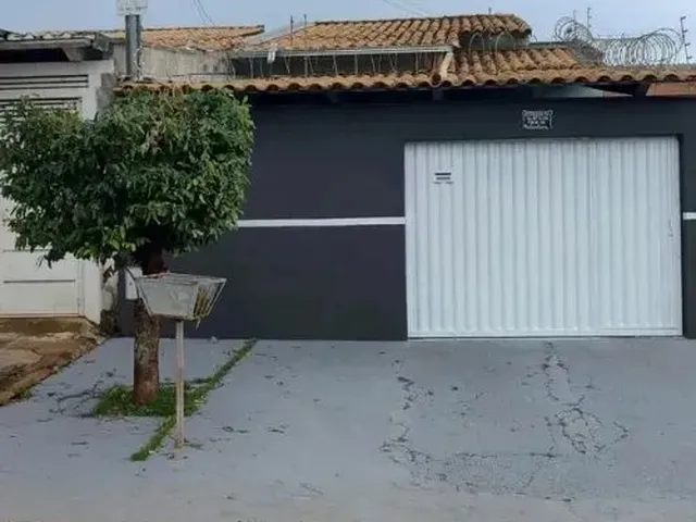 Imagem: A casa possui 3 Dormitórios, 2 Banheiros, 2 Vagas na