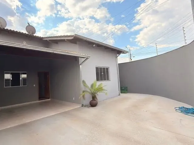 Imagem: A casa possui 3 Dormitórios, 2 Banheiros, 2 Vagas na