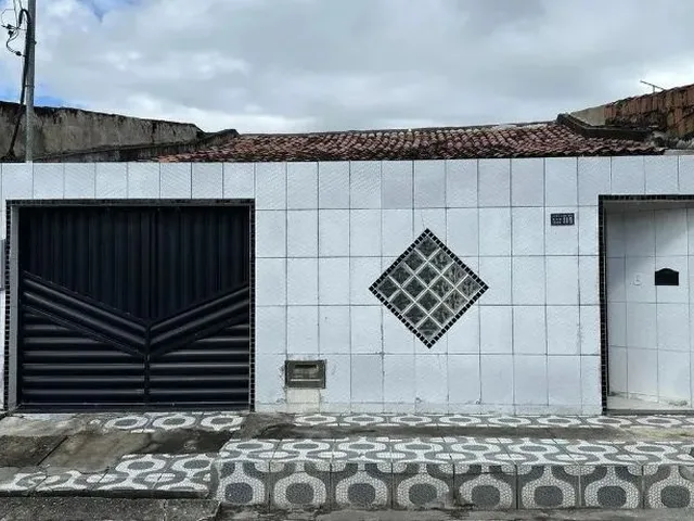 Imagem: A casa possui 3 Dormitórios, 1 Banheiro, 1 Vaga na