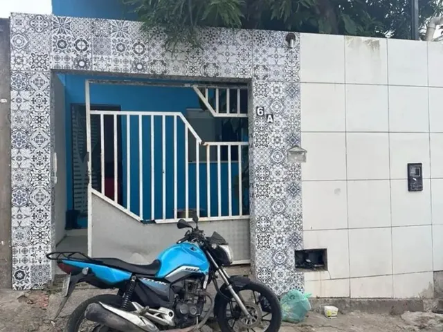 Imagem: A casa possui 3 Dormitórios, 1 Banheiro, 1 Vaga na