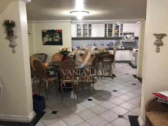 Imagem: A casa possui 4 Dormitórios, 2 Suítes, 3 Banheiros, 2