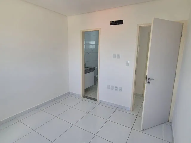 Imagem 9: Alugo Ótimo Apt° no 1° Andar com 3 Quartos, Sendo 1 Suíte, no Caminho do Sol. Nascente