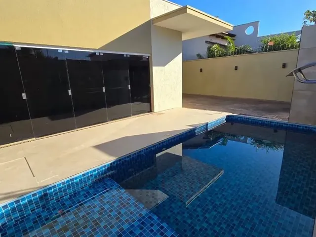 Imagem: A casa possui 4 Dormitórios, 4 Suítes, 5 Banheiros, 4 Vagas