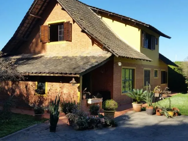 Imagem: A casa possui 5 Dormitórios, 2 Suítes, 4 Banheiros, 5